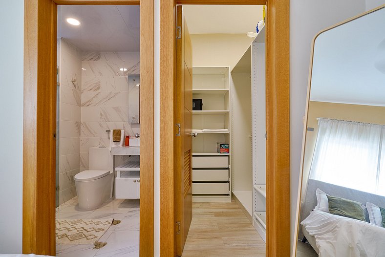 Apartamento con piscina y parqueo, encanto urbano