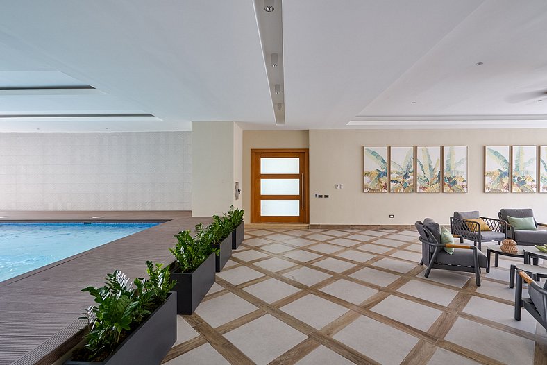 Apartamento con piscina y parqueo, encanto urbano