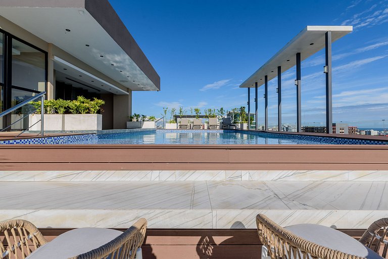 Elegancia lujo y piscina en el centro de la ciudad