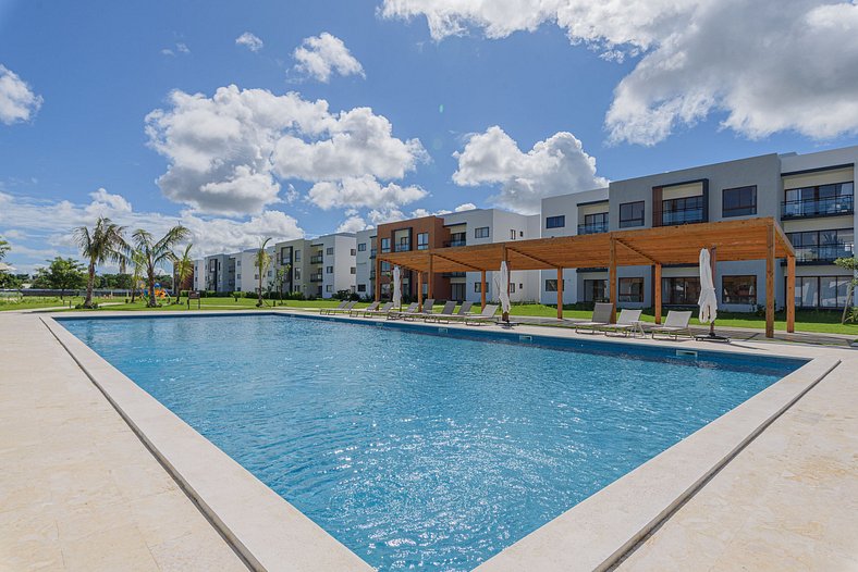 Frente a la piscina, primer piso cerca de la playa