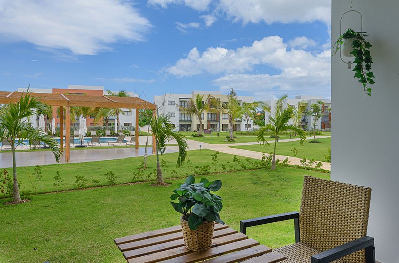 Frente a la piscina, primer piso cerca de la playa