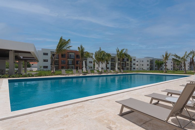 Frente a la piscina, primer piso cerca de la playa