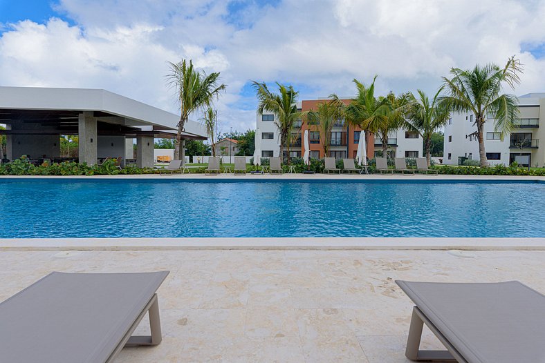 Frente a la piscina, primer piso cerca de la playa