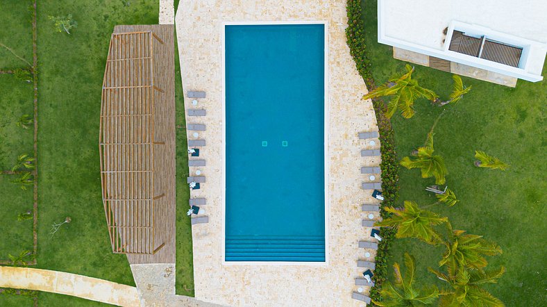 Frente a la piscina, primer piso cerca de la playa