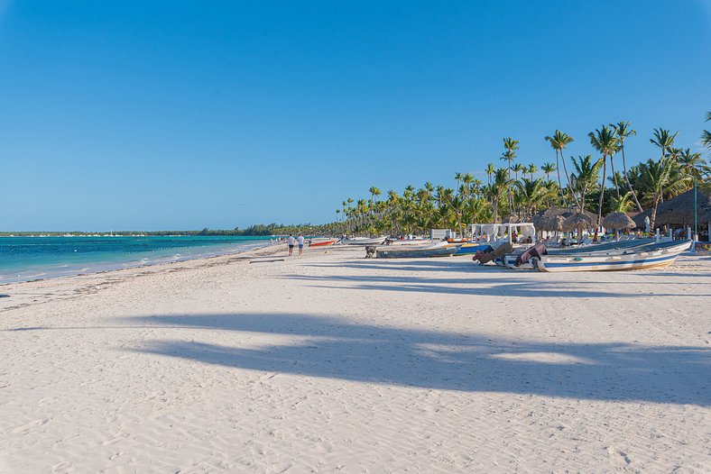 Frente a la piscina, primer piso cerca de la playa