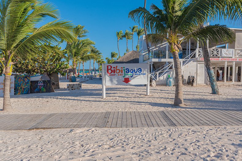 Frente a la piscina, primer piso cerca de la playa