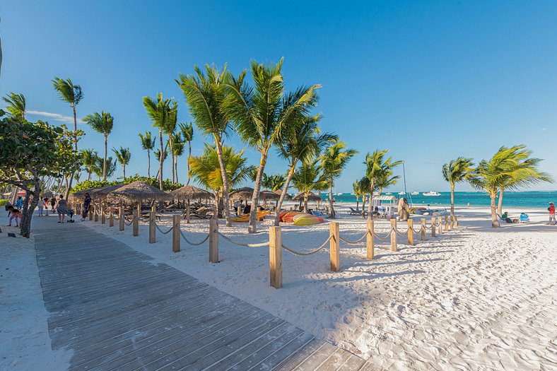 Frente a la piscina, primer piso cerca de la playa