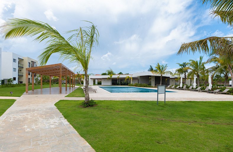 Frente a la piscina, primer piso cerca de la playa