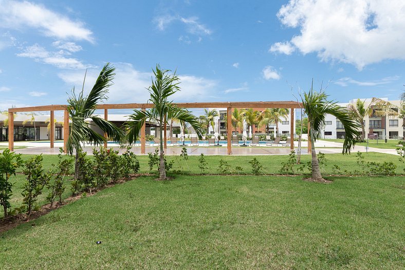 Frente a la piscina, primer piso cerca de la playa