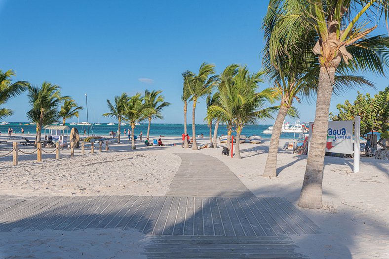 Moderno con piscina y gimnasio cerca de la playa