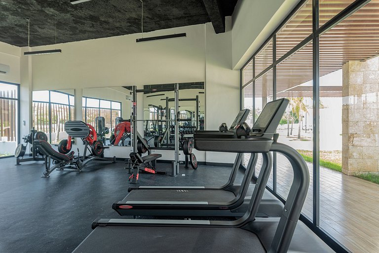 Moderno con piscina y gimnasio cerca de la playa