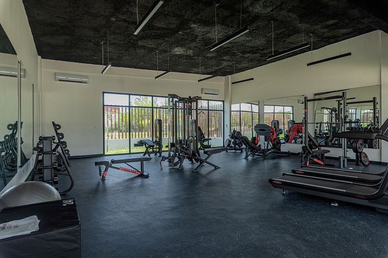 Moderno con piscina y gimnasio cerca de la playa