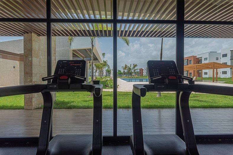 Moderno con piscina y gimnasio cerca de la playa