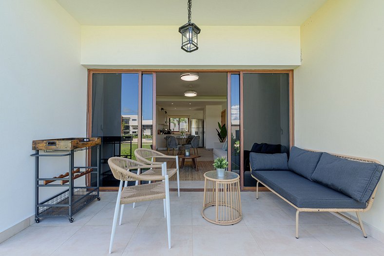 Primer nivel vista a la piscina dos habitaciones