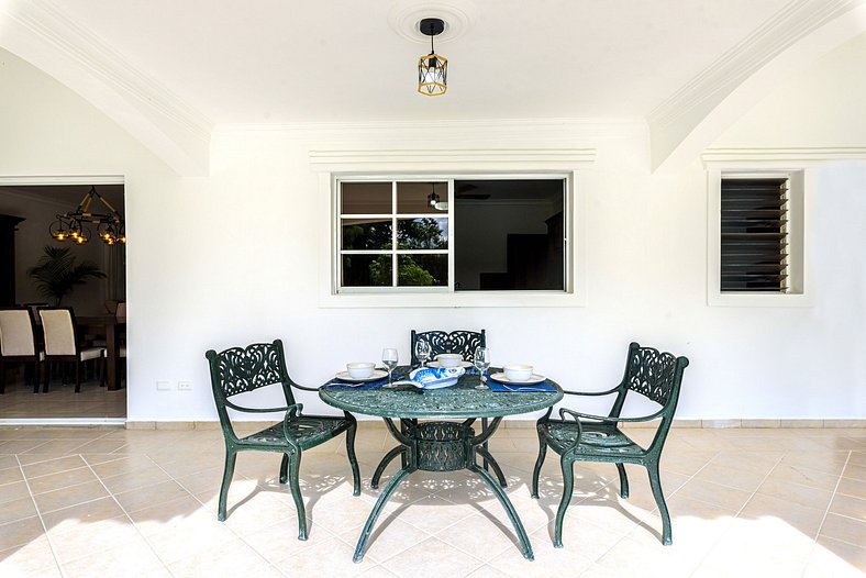 Villa con piscina y vista al campo de golf