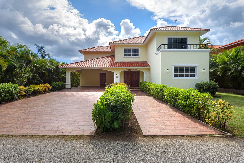 Villa con piscina y vista al campo de golf