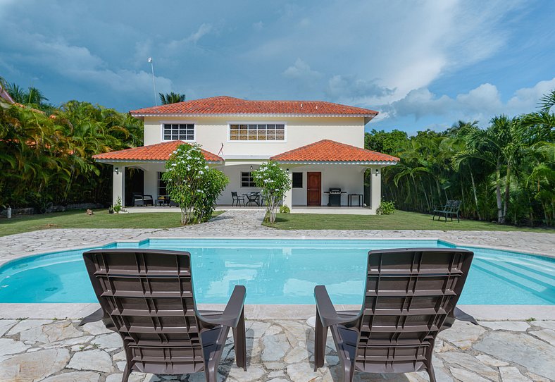 Villa con piscina y vista al campo de golf