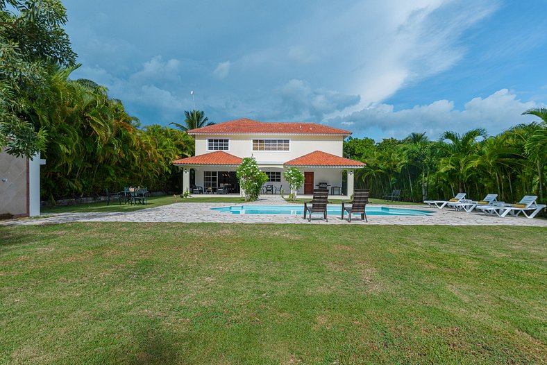 Villa con piscina y vista al campo de golf