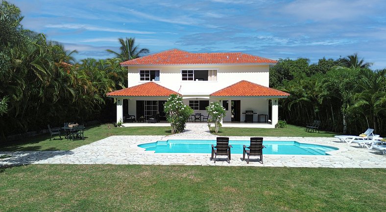 Villa con piscina y vista al campo de golf