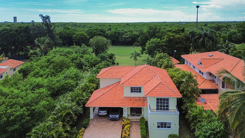 Villa con piscina y vista al campo de golf