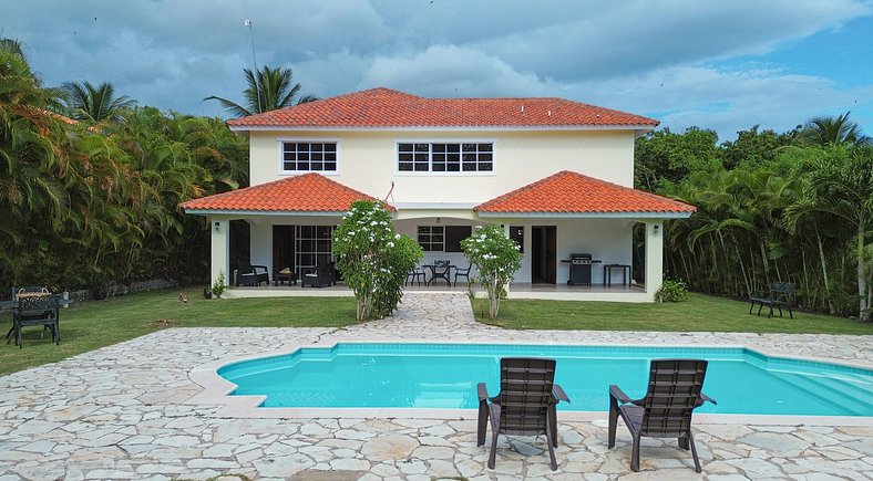 Villa con piscina y vista al campo de golf